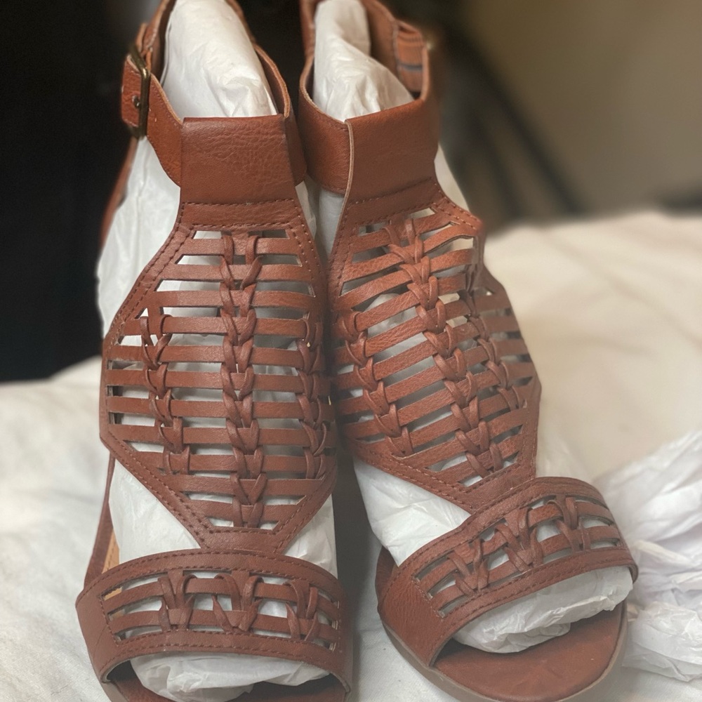 Size 9 ,wide brown in color , Never worn